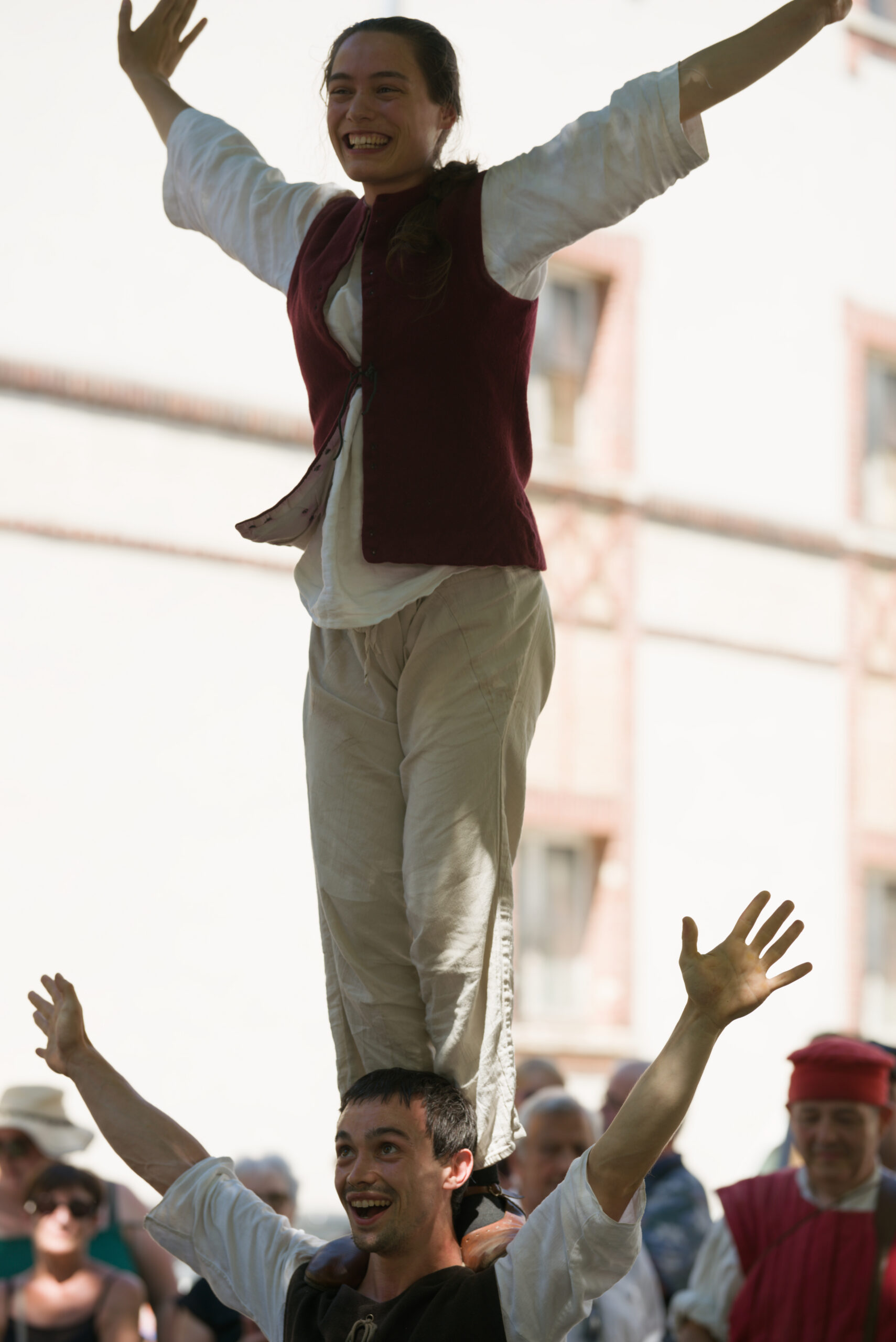 Deux artistes de L’Arbre de Sovenance réalisent un porté acrobatique devant le public à Châteaudun.