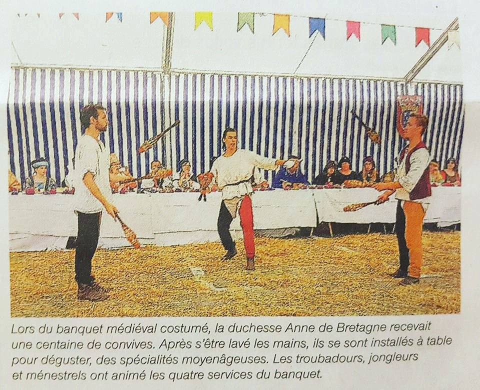 Coupure de presse montrant des jongleurs et des musiciens pendant un banquet médiéval