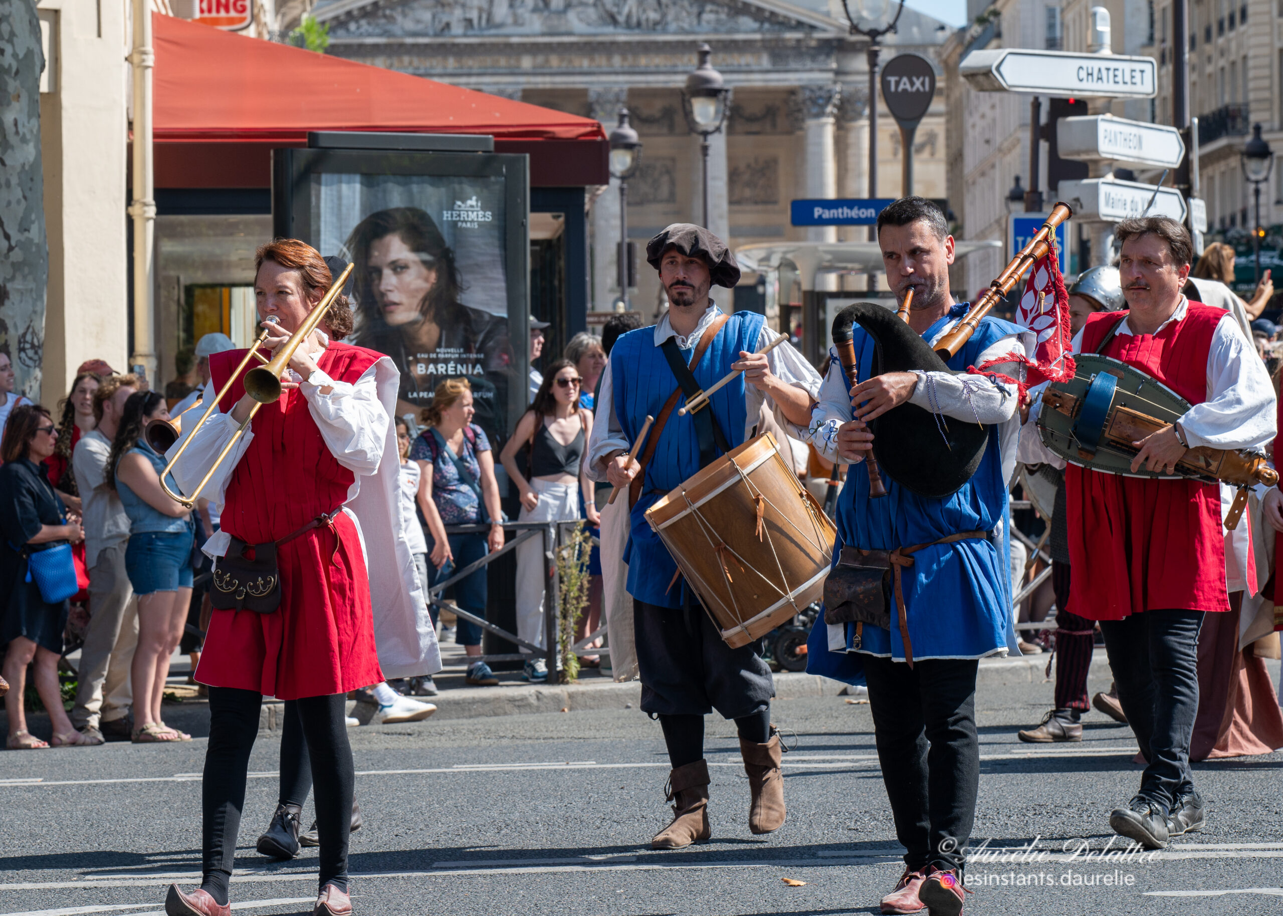 Les musiciens de L’Arbre de Sovenance en déambulation lors d’une fête historique à Paris.